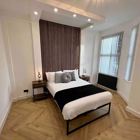 Modern City Centre Townhouse Sleeps 10 & Parking Manchester Exterior photo