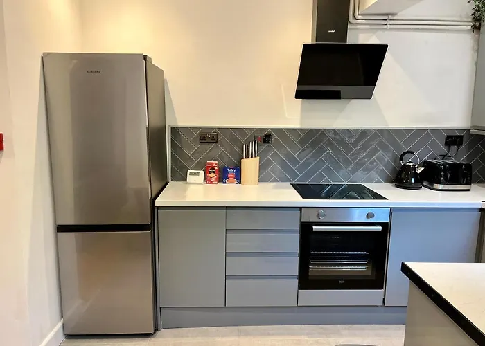 Modern City Centre Townhouse Sleeps 10 & Parking