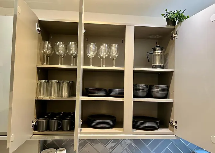 Modern City Centre Townhouse Sleeps 10 & Parking
