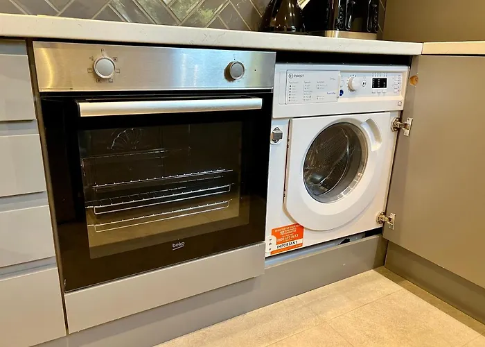 Modern City Centre Townhouse Sleeps 10 & Parking